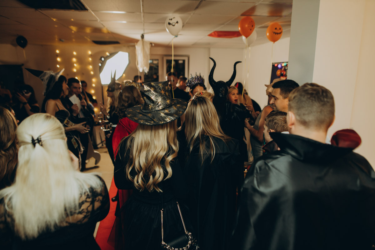 28 октября в Юрьевец со всего города слетелась нечистая сила. Притянула сказочных персонажей эксклюзивная вечеринка-дегустация в честь Хэллоуина. Все было пропитано духом праздника, начиная от лакомств в виде сырого мяса и заканчивая мрачной шоу-программой. «Ключ-Медиа» стал гостем этого ужасно вкусного и жутко интересного мероприятия.