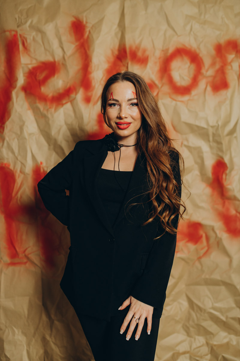 28 октября в Юрьевец со всего города слетелась нечистая сила. Притянула сказочных персонажей эксклюзивная вечеринка-дегустация в честь Хэллоуина. Все было пропитано духом праздника, начиная от лакомств в виде сырого мяса и заканчивая мрачной шоу-программой. «Ключ-Медиа» стал гостем этого ужасно вкусного и жутко интересного мероприятия.