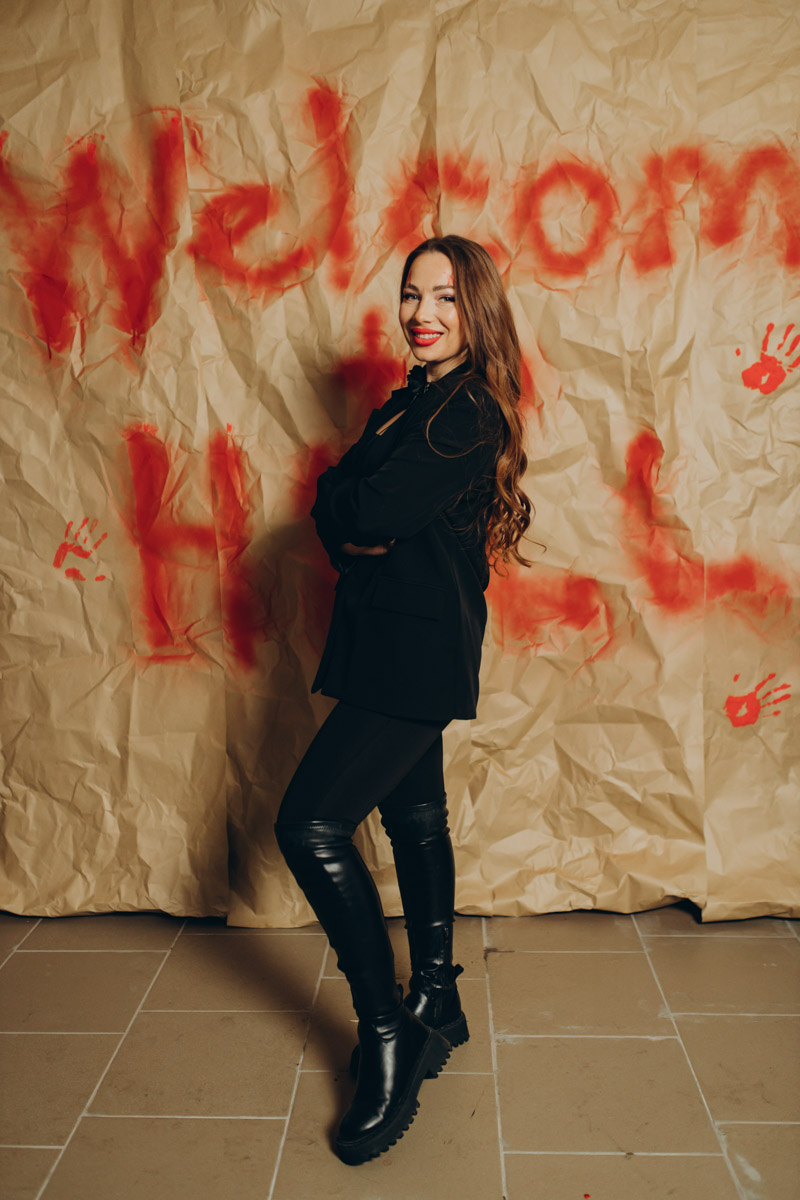 28 октября в Юрьевец со всего города слетелась нечистая сила. Притянула сказочных персонажей эксклюзивная вечеринка-дегустация в честь Хэллоуина. Все было пропитано духом праздника, начиная от лакомств в виде сырого мяса и заканчивая мрачной шоу-программой. «Ключ-Медиа» стал гостем этого ужасно вкусного и жутко интересного мероприятия.