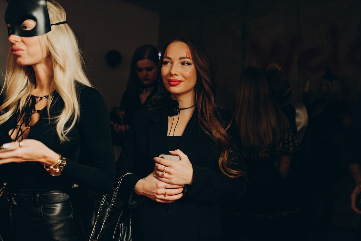 28 октября в Юрьевец со всего города слетелась нечистая сила. Притянула сказочных персонажей эксклюзивная вечеринка-дегустация в честь Хэллоуина. Все было пропитано духом праздника, начиная от лакомств в виде сырого мяса и заканчивая мрачной шоу-программой. «Ключ-Медиа» стал гостем этого ужасно вкусного и жутко интересного мероприятия.