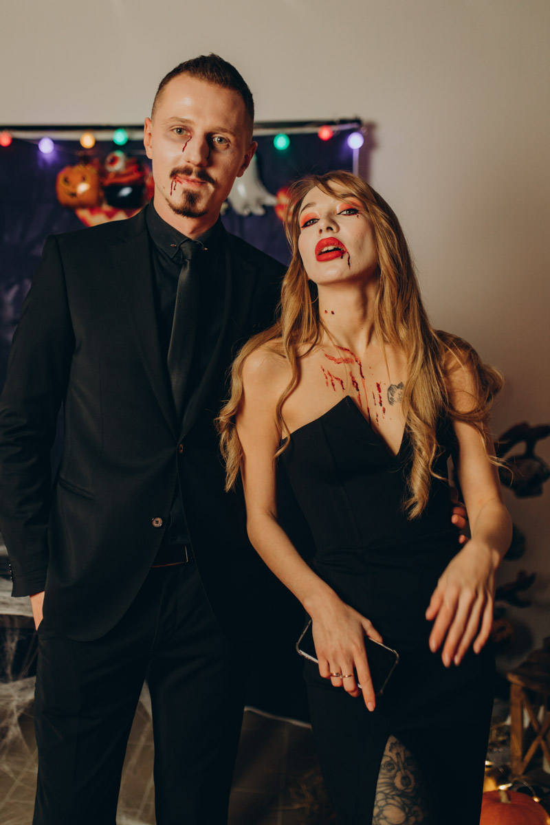 28 октября в Юрьевец со всего города слетелась нечистая сила. Притянула сказочных персонажей эксклюзивная вечеринка-дегустация в честь Хэллоуина. Все было пропитано духом праздника, начиная от лакомств в виде сырого мяса и заканчивая мрачной шоу-программой. «Ключ-Медиа» стал гостем этого ужасно вкусного и жутко интересного мероприятия.