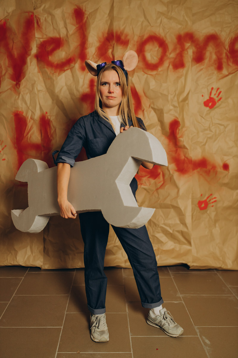 28 октября в Юрьевец со всего города слетелась нечистая сила. Притянула сказочных персонажей эксклюзивная вечеринка-дегустация в честь Хэллоуина. Все было пропитано духом праздника, начиная от лакомств в виде сырого мяса и заканчивая мрачной шоу-программой. «Ключ-Медиа» стал гостем этого ужасно вкусного и жутко интересного мероприятия.