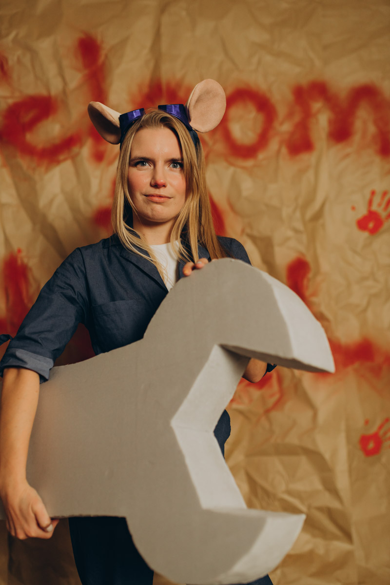 28 октября в Юрьевец со всего города слетелась нечистая сила. Притянула сказочных персонажей эксклюзивная вечеринка-дегустация в честь Хэллоуина. Все было пропитано духом праздника, начиная от лакомств в виде сырого мяса и заканчивая мрачной шоу-программой. «Ключ-Медиа» стал гостем этого ужасно вкусного и жутко интересного мероприятия.