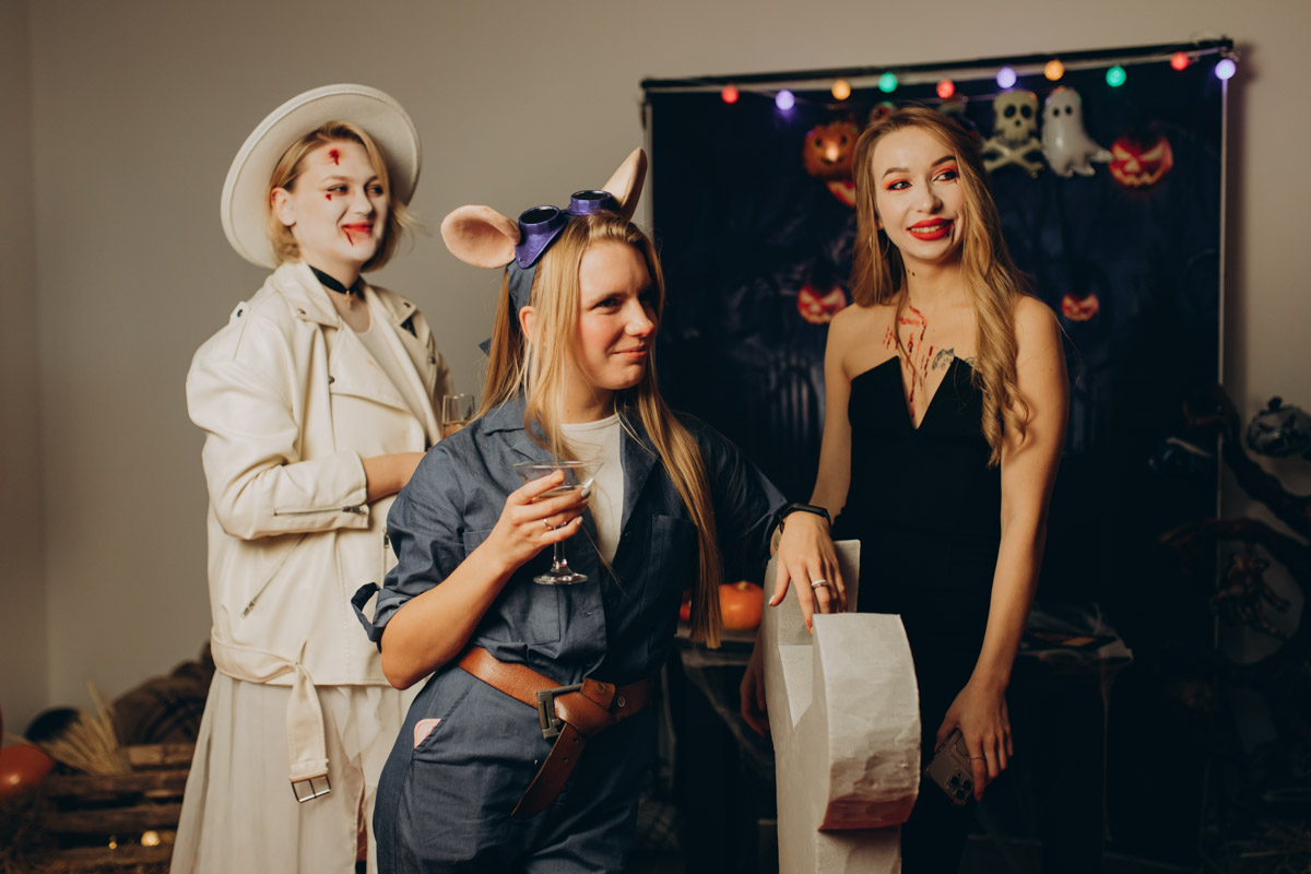 28 октября в Юрьевец со всего города слетелась нечистая сила. Притянула сказочных персонажей эксклюзивная вечеринка-дегустация в честь Хэллоуина. Все было пропитано духом праздника, начиная от лакомств в виде сырого мяса и заканчивая мрачной шоу-программой. «Ключ-Медиа» стал гостем этого ужасно вкусного и жутко интересного мероприятия.