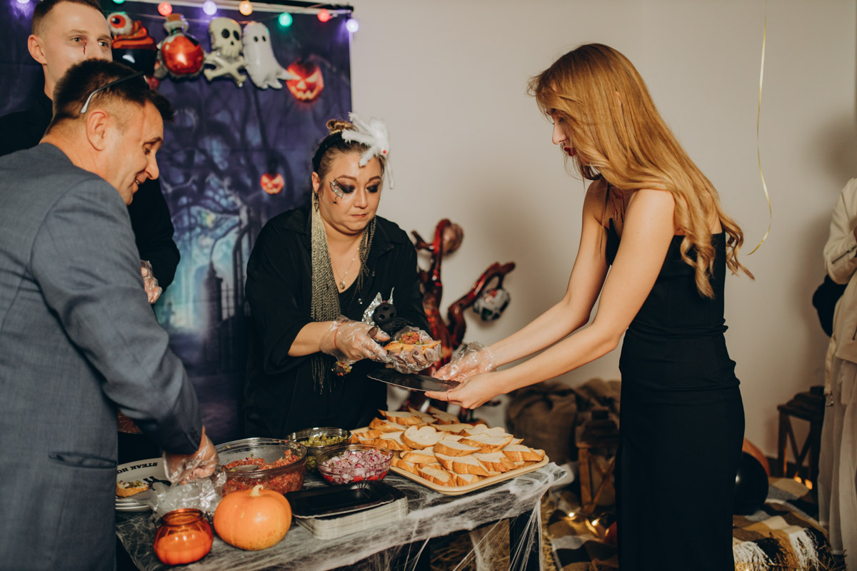 28 октября в Юрьевец со всего города слетелась нечистая сила. Притянула сказочных персонажей эксклюзивная вечеринка-дегустация в честь Хэллоуина. Все было пропитано духом праздника, начиная от лакомств в виде сырого мяса и заканчивая мрачной шоу-программой. «Ключ-Медиа» стал гостем этого ужасно вкусного и жутко интересного мероприятия.