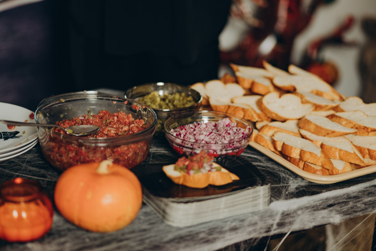 28 октября в Юрьевец со всего города слетелась нечистая сила. Притянула сказочных персонажей эксклюзивная вечеринка-дегустация в честь Хэллоуина. Все было пропитано духом праздника, начиная от лакомств в виде сырого мяса и заканчивая мрачной шоу-программой. «Ключ-Медиа» стал гостем этого ужасно вкусного и жутко интересного мероприятия.