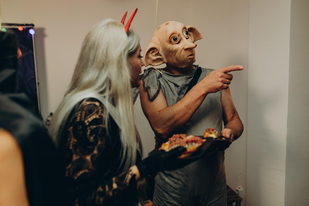 28 октября в Юрьевец со всего города слетелась нечистая сила. Притянула сказочных персонажей эксклюзивная вечеринка-дегустация в честь Хэллоуина. Все было пропитано духом праздника, начиная от лакомств в виде сырого мяса и заканчивая мрачной шоу-программой. «Ключ-Медиа» стал гостем этого ужасно вкусного и жутко интересного мероприятия.