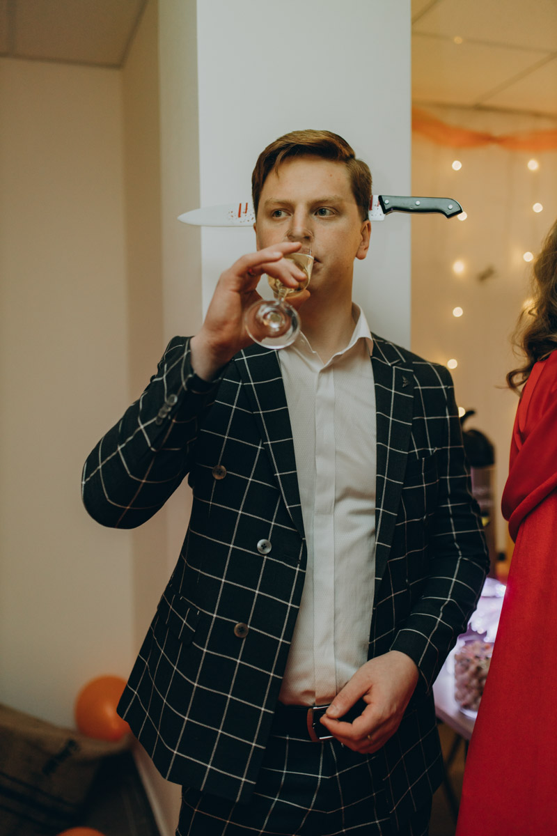 28 октября в Юрьевец со всего города слетелась нечистая сила. Притянула сказочных персонажей эксклюзивная вечеринка-дегустация в честь Хэллоуина. Все было пропитано духом праздника, начиная от лакомств в виде сырого мяса и заканчивая мрачной шоу-программой. «Ключ-Медиа» стал гостем этого ужасно вкусного и жутко интересного мероприятия.