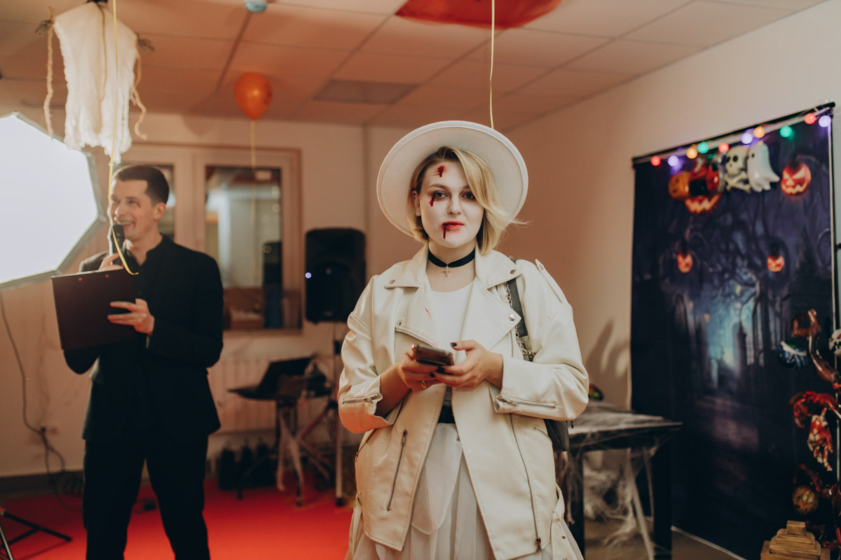 28 октября в Юрьевец со всего города слетелась нечистая сила. Притянула сказочных персонажей эксклюзивная вечеринка-дегустация в честь Хэллоуина. Все было пропитано духом праздника, начиная от лакомств в виде сырого мяса и заканчивая мрачной шоу-программой. «Ключ-Медиа» стал гостем этого ужасно вкусного и жутко интересного мероприятия.