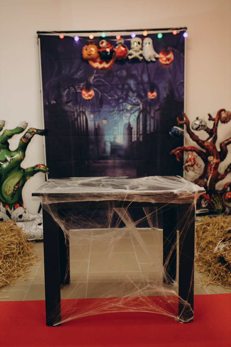 28 октября в Юрьевец со всего города слетелась нечистая сила. Притянула сказочных персонажей эксклюзивная вечеринка-дегустация в честь Хэллоуина. Все было пропитано духом праздника, начиная от лакомств в виде сырого мяса и заканчивая мрачной шоу-программой. «Ключ-Медиа» стал гостем этого ужасно вкусного и жутко интересного мероприятия.