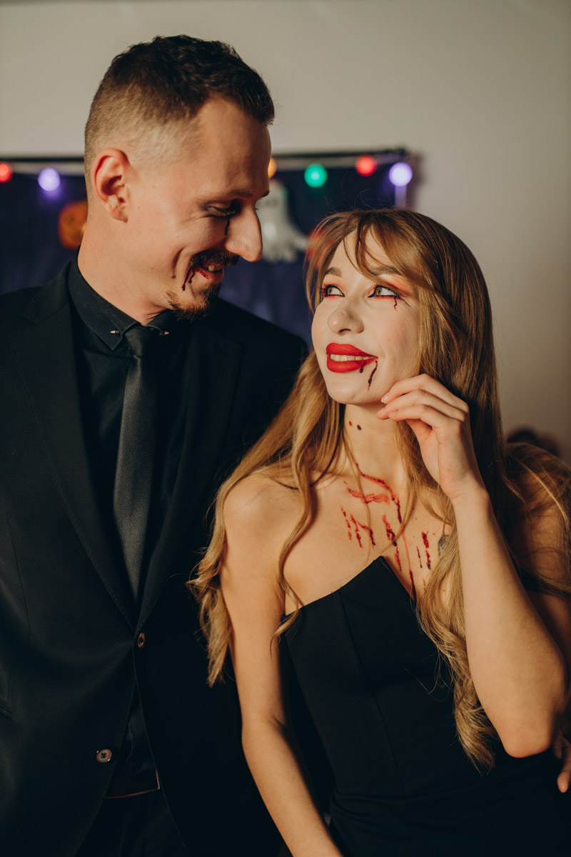 28 октября в Юрьевец со всего города слетелась нечистая сила. Притянула сказочных персонажей эксклюзивная вечеринка-дегустация в честь Хэллоуина. Все было пропитано духом праздника, начиная от лакомств в виде сырого мяса и заканчивая мрачной шоу-программой. «Ключ-Медиа» стал гостем этого ужасно вкусного и жутко интересного мероприятия.