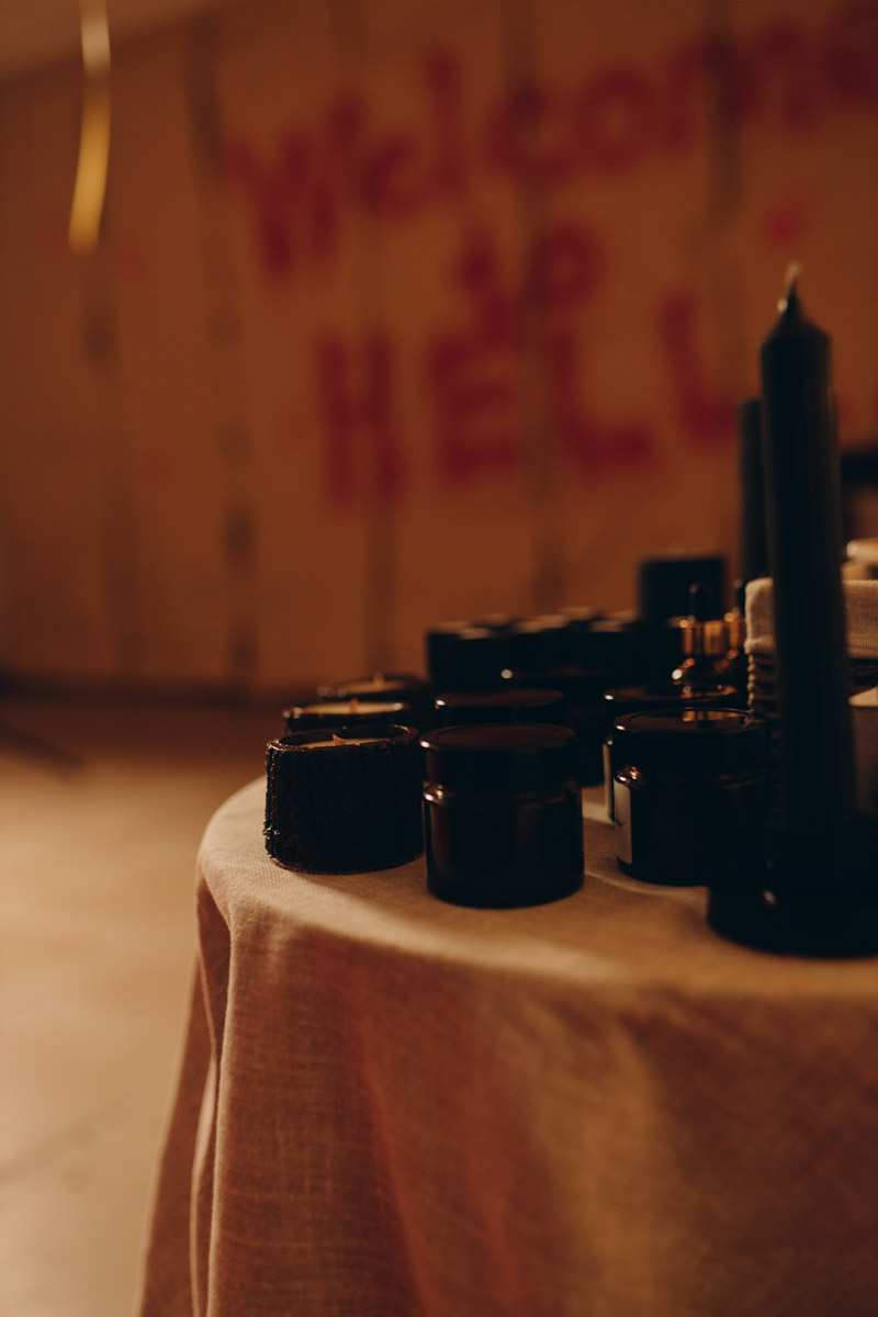 28 октября в Юрьевец со всего города слетелась нечистая сила. Притянула сказочных персонажей эксклюзивная вечеринка-дегустация в честь Хэллоуина. Все было пропитано духом праздника, начиная от лакомств в виде сырого мяса и заканчивая мрачной шоу-программой. «Ключ-Медиа» стал гостем этого ужасно вкусного и жутко интересного мероприятия.