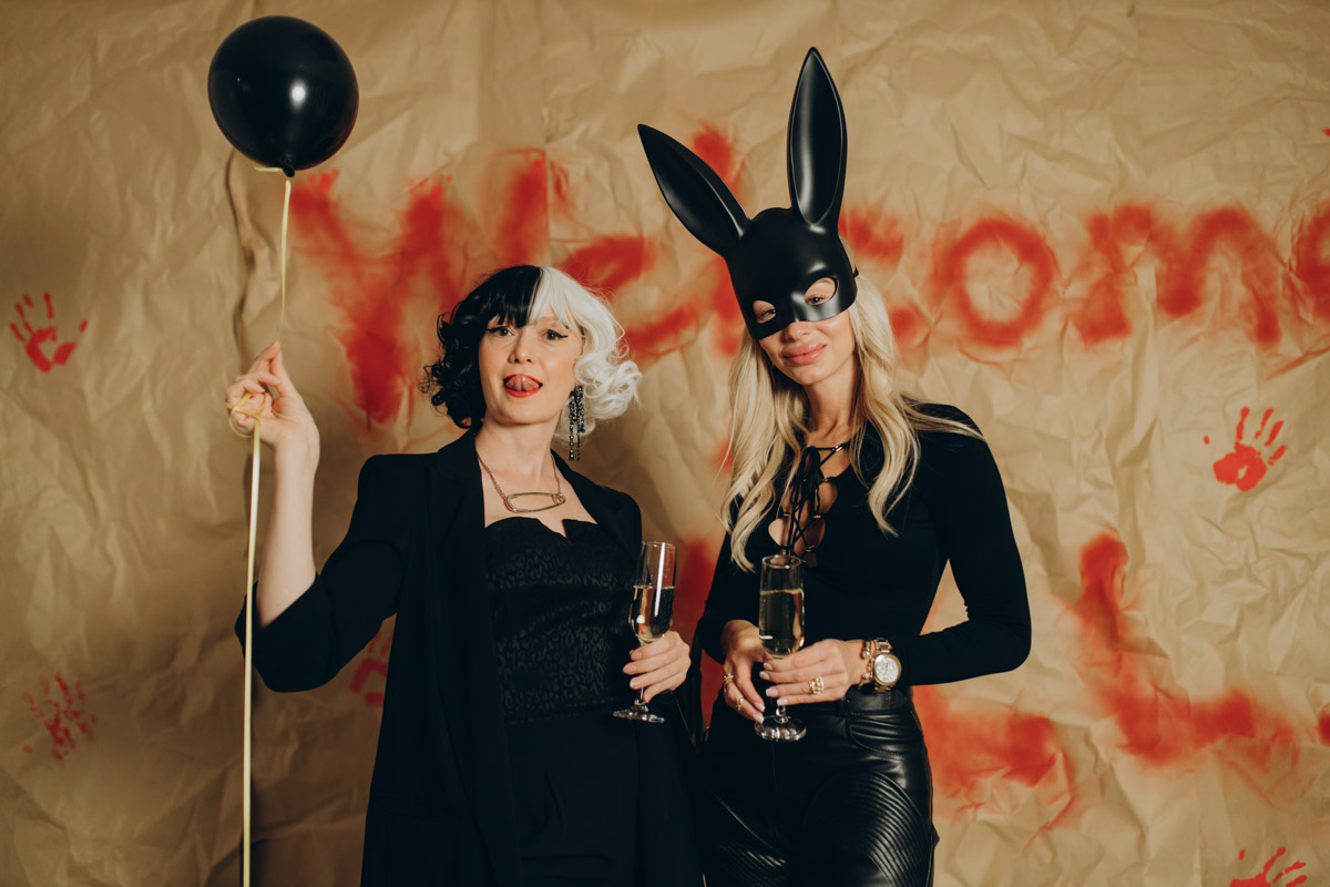 28 октября в Юрьевец со всего города слетелась нечистая сила. Притянула сказочных персонажей эксклюзивная вечеринка-дегустация в честь Хэллоуина. Все было пропитано духом праздника, начиная от лакомств в виде сырого мяса и заканчивая мрачной шоу-программой. «Ключ-Медиа» стал гостем этого ужасно вкусного и жутко интересного мероприятия.