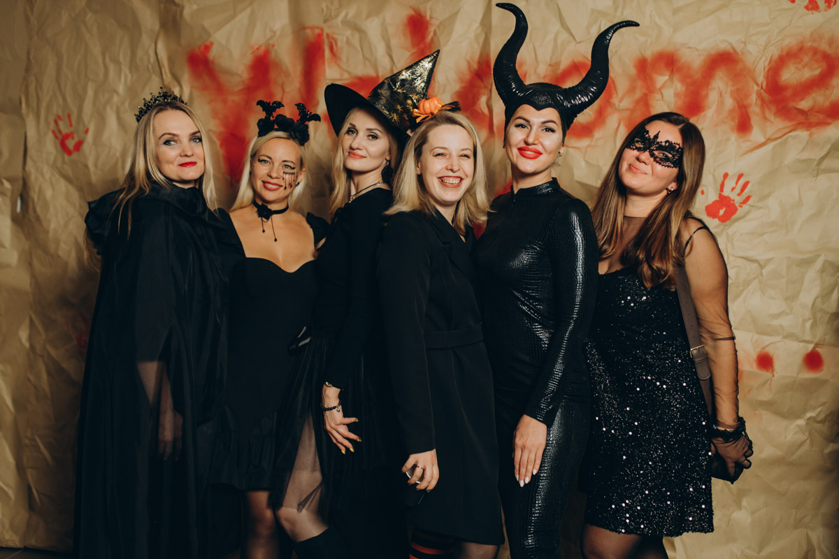 28 октября в Юрьевец со всего города слетелась нечистая сила. Притянула сказочных персонажей эксклюзивная вечеринка-дегустация в честь Хэллоуина. Все было пропитано духом праздника, начиная от лакомств в виде сырого мяса и заканчивая мрачной шоу-программой. «Ключ-Медиа» стал гостем этого ужасно вкусного и жутко интересного мероприятия.