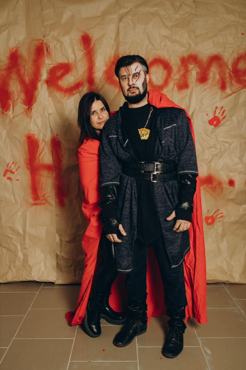 28 октября в Юрьевец со всего города слетелась нечистая сила. Притянула сказочных персонажей эксклюзивная вечеринка-дегустация в честь Хэллоуина. Все было пропитано духом праздника, начиная от лакомств в виде сырого мяса и заканчивая мрачной шоу-программой. «Ключ-Медиа» стал гостем этого ужасно вкусного и жутко интересного мероприятия.