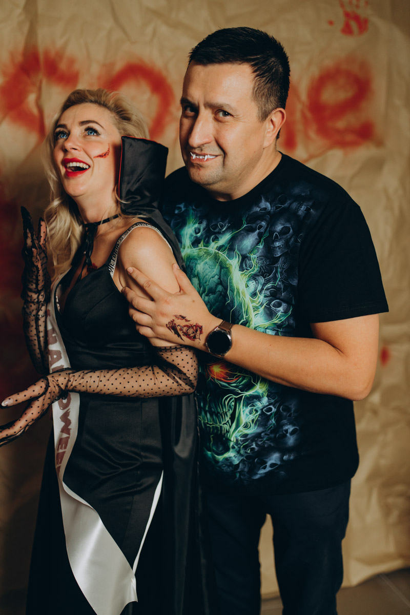 28 октября в Юрьевец со всего города слетелась нечистая сила. Притянула сказочных персонажей эксклюзивная вечеринка-дегустация в честь Хэллоуина. Все было пропитано духом праздника, начиная от лакомств в виде сырого мяса и заканчивая мрачной шоу-программой. «Ключ-Медиа» стал гостем этого ужасно вкусного и жутко интересного мероприятия.