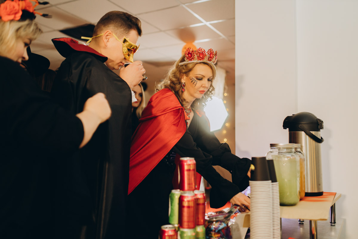 28 октября в Юрьевец со всего города слетелась нечистая сила. Притянула сказочных персонажей эксклюзивная вечеринка-дегустация в честь Хэллоуина. Все было пропитано духом праздника, начиная от лакомств в виде сырого мяса и заканчивая мрачной шоу-программой. «Ключ-Медиа» стал гостем этого ужасно вкусного и жутко интересного мероприятия.