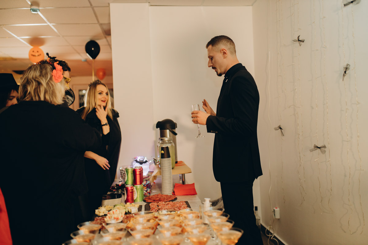 28 октября в Юрьевец со всего города слетелась нечистая сила. Притянула сказочных персонажей эксклюзивная вечеринка-дегустация в честь Хэллоуина. Все было пропитано духом праздника, начиная от лакомств в виде сырого мяса и заканчивая мрачной шоу-программой. «Ключ-Медиа» стал гостем этого ужасно вкусного и жутко интересного мероприятия.