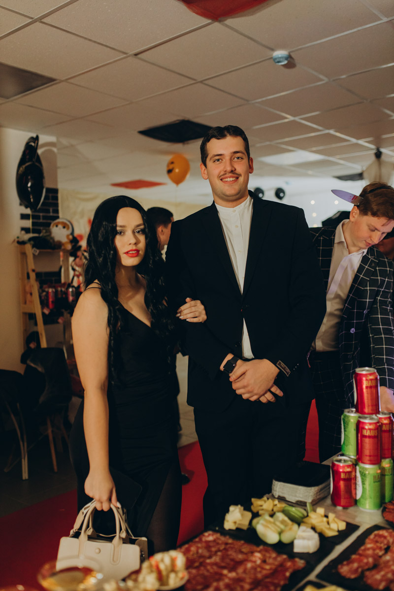 28 октября в Юрьевец со всего города слетелась нечистая сила. Притянула сказочных персонажей эксклюзивная вечеринка-дегустация в честь Хэллоуина. Все было пропитано духом праздника, начиная от лакомств в виде сырого мяса и заканчивая мрачной шоу-программой. «Ключ-Медиа» стал гостем этого ужасно вкусного и жутко интересного мероприятия.