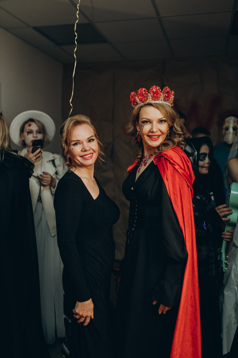 28 октября в Юрьевец со всего города слетелась нечистая сила. Притянула сказочных персонажей эксклюзивная вечеринка-дегустация в честь Хэллоуина. Все было пропитано духом праздника, начиная от лакомств в виде сырого мяса и заканчивая мрачной шоу-программой. «Ключ-Медиа» стал гостем этого ужасно вкусного и жутко интересного мероприятия.