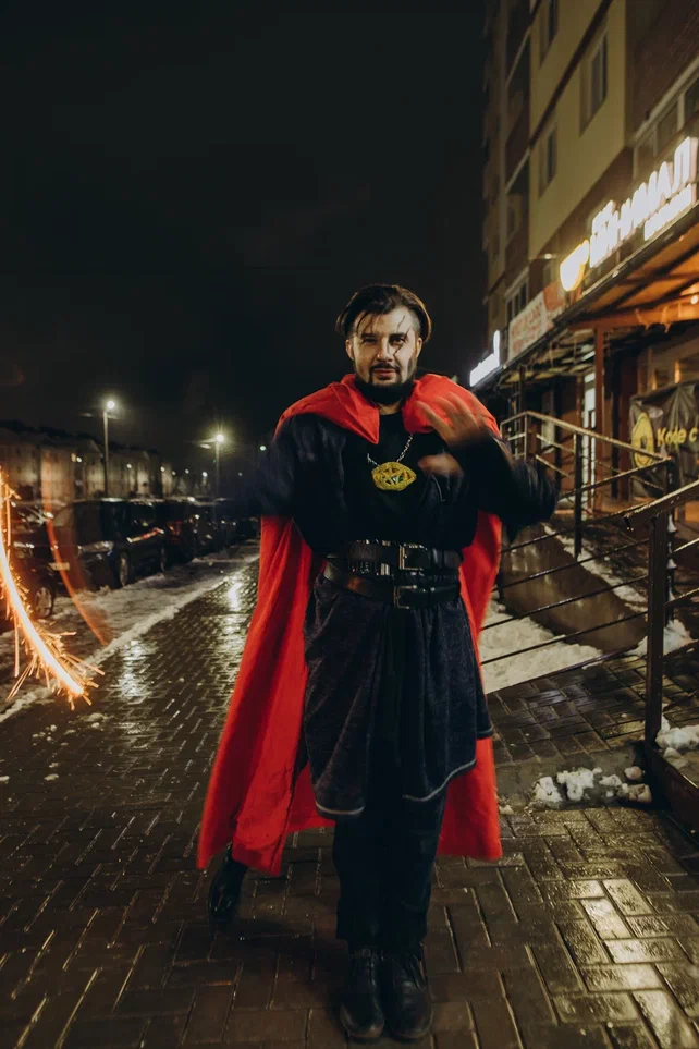 28 октября в Юрьевец со всего города слетелась нечистая сила. Притянула сказочных персонажей эксклюзивная вечеринка-дегустация в честь Хэллоуина. Все было пропитано духом праздника, начиная от лакомств в виде сырого мяса и заканчивая мрачной шоу-программой. «Ключ-Медиа» стал гостем этого ужасно вкусного и жутко интересного мероприятия.