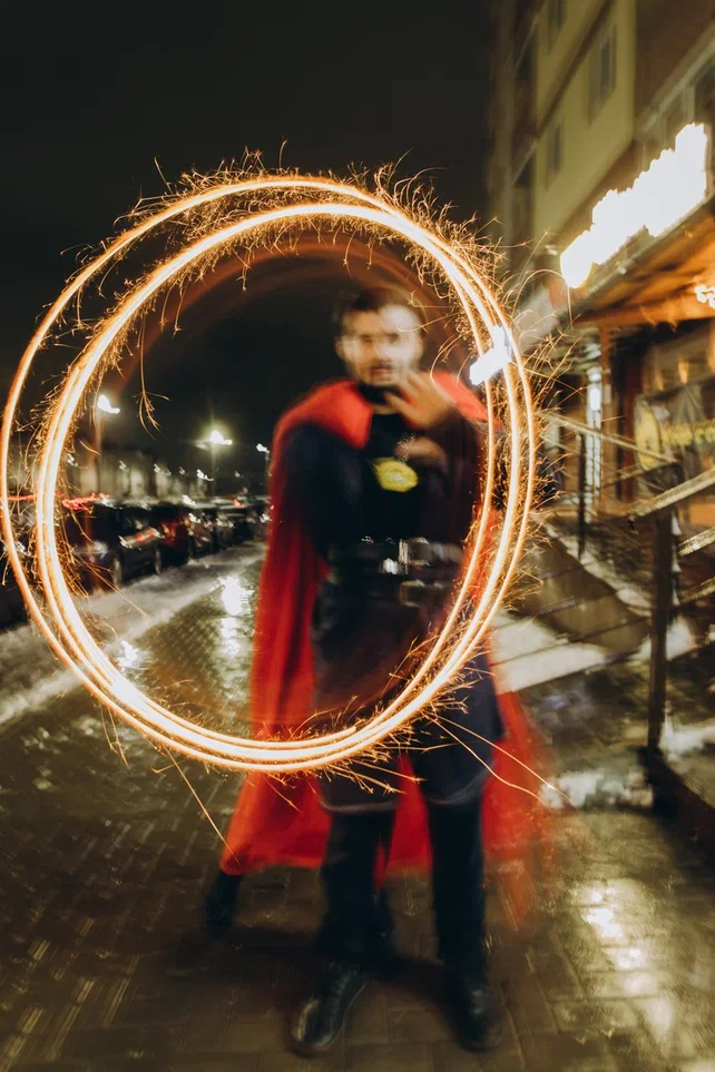 28 октября в Юрьевец со всего города слетелась нечистая сила. Притянула сказочных персонажей эксклюзивная вечеринка-дегустация в честь Хэллоуина. Все было пропитано духом праздника, начиная от лакомств в виде сырого мяса и заканчивая мрачной шоу-программой. «Ключ-Медиа» стал гостем этого ужасно вкусного и жутко интересного мероприятия.