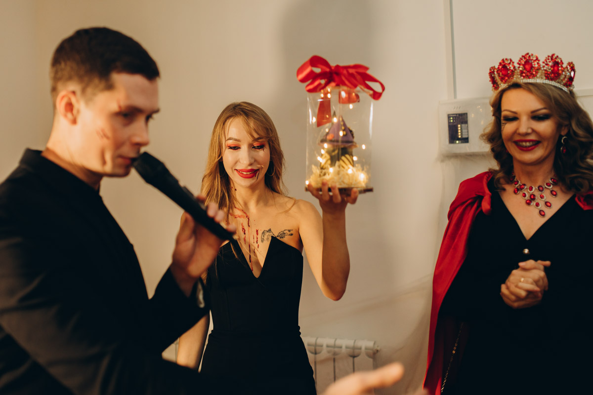 28 октября в Юрьевец со всего города слетелась нечистая сила. Притянула сказочных персонажей эксклюзивная вечеринка-дегустация в честь Хэллоуина. Все было пропитано духом праздника, начиная от лакомств в виде сырого мяса и заканчивая мрачной шоу-программой. «Ключ-Медиа» стал гостем этого ужасно вкусного и жутко интересного мероприятия.