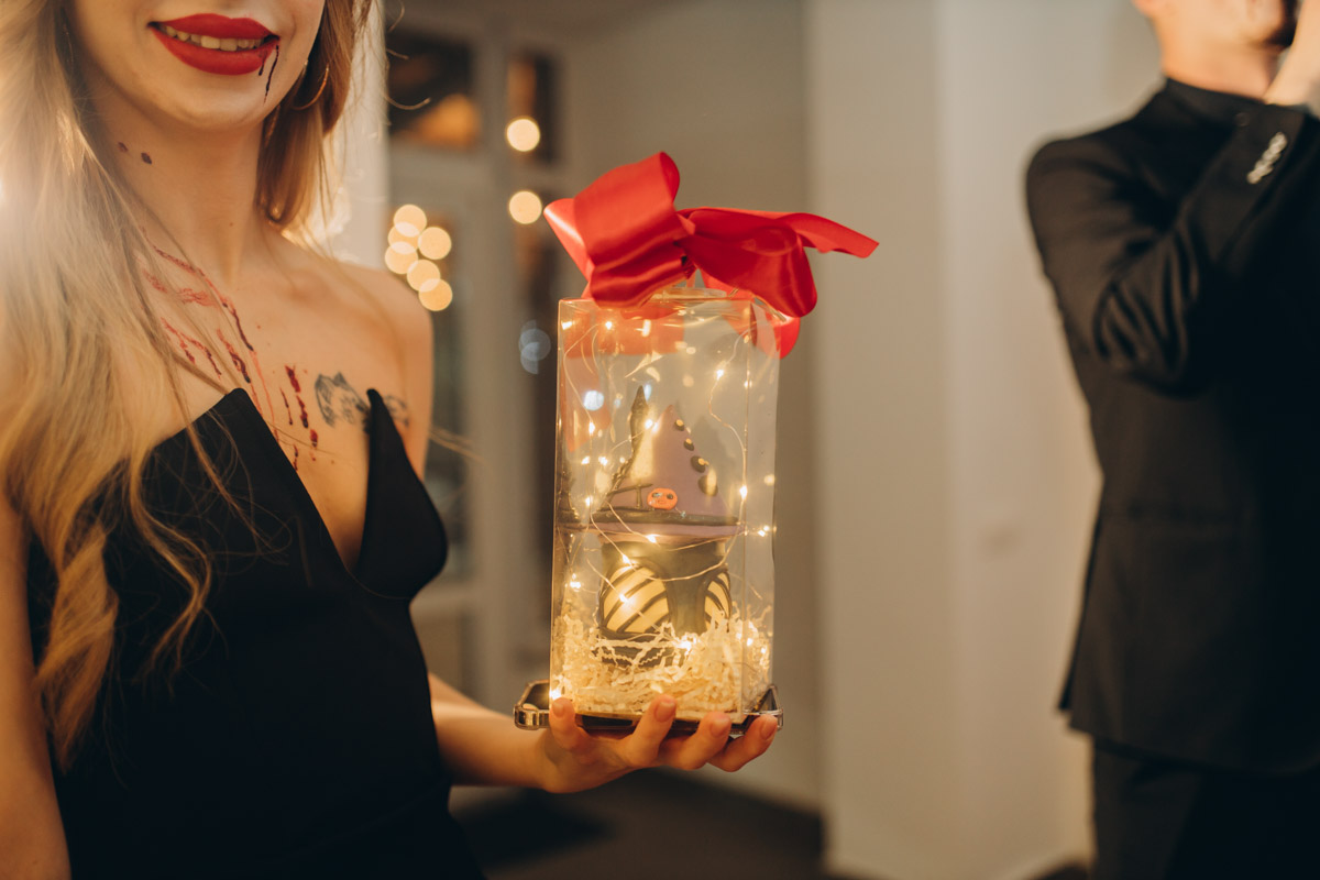 28 октября в Юрьевец со всего города слетелась нечистая сила. Притянула сказочных персонажей эксклюзивная вечеринка-дегустация в честь Хэллоуина. Все было пропитано духом праздника, начиная от лакомств в виде сырого мяса и заканчивая мрачной шоу-программой. «Ключ-Медиа» стал гостем этого ужасно вкусного и жутко интересного мероприятия.