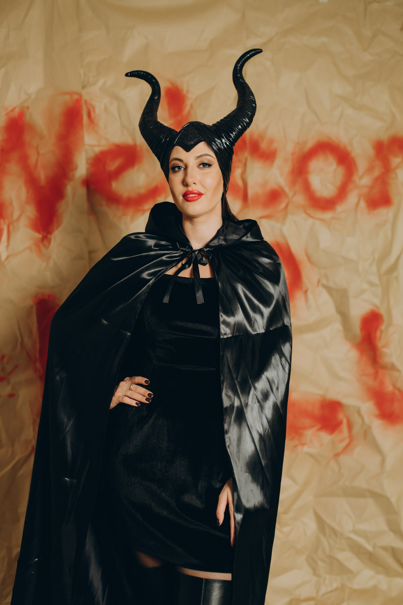 28 октября в Юрьевец со всего города слетелась нечистая сила. Притянула сказочных персонажей эксклюзивная вечеринка-дегустация в честь Хэллоуина. Все было пропитано духом праздника, начиная от лакомств в виде сырого мяса и заканчивая мрачной шоу-программой. «Ключ-Медиа» стал гостем этого ужасно вкусного и жутко интересного мероприятия.