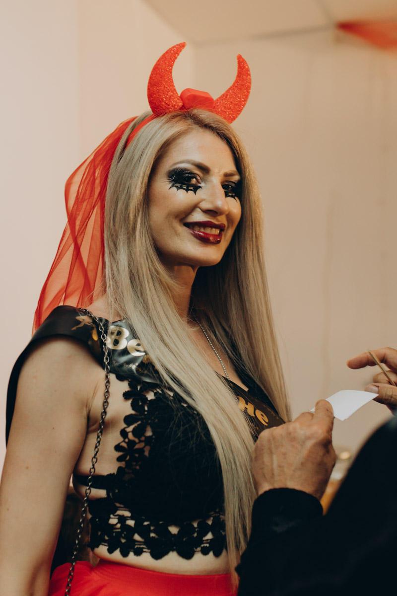 28 октября в Юрьевец со всего города слетелась нечистая сила. Притянула сказочных персонажей эксклюзивная вечеринка-дегустация в честь Хэллоуина. Все было пропитано духом праздника, начиная от лакомств в виде сырого мяса и заканчивая мрачной шоу-программой. «Ключ-Медиа» стал гостем этого ужасно вкусного и жутко интересного мероприятия.