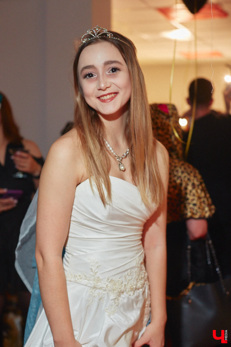 28 октября в Юрьевец со всего города слетелась нечистая сила. Притянула сказочных персонажей эксклюзивная вечеринка-дегустация в честь Хэллоуина. Все было пропитано духом праздника, начиная от лакомств в виде сырого мяса и заканчивая мрачной шоу-программой. «Ключ-Медиа» стал гостем этого ужасно вкусного и жутко интересного мероприятия.