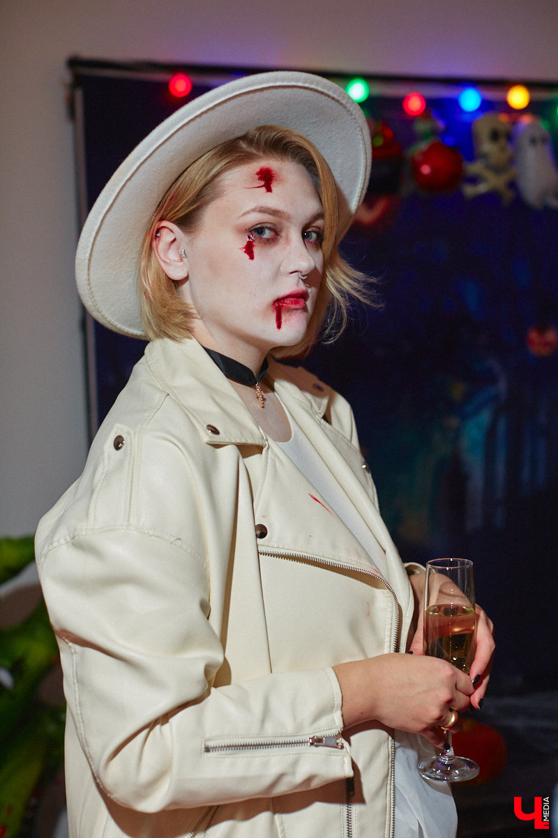 28 октября в Юрьевец со всего города слетелась нечистая сила. Притянула сказочных персонажей эксклюзивная вечеринка-дегустация в честь Хэллоуина. Все было пропитано духом праздника, начиная от лакомств в виде сырого мяса и заканчивая мрачной шоу-программой. «Ключ-Медиа» стал гостем этого ужасно вкусного и жутко интересного мероприятия.