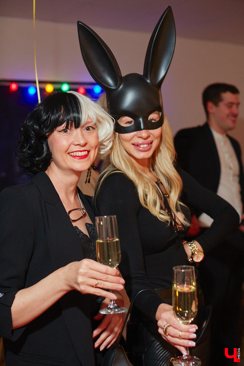 28 октября в Юрьевец со всего города слетелась нечистая сила. Притянула сказочных персонажей эксклюзивная вечеринка-дегустация в честь Хэллоуина. Все было пропитано духом праздника, начиная от лакомств в виде сырого мяса и заканчивая мрачной шоу-программой. «Ключ-Медиа» стал гостем этого ужасно вкусного и жутко интересного мероприятия.