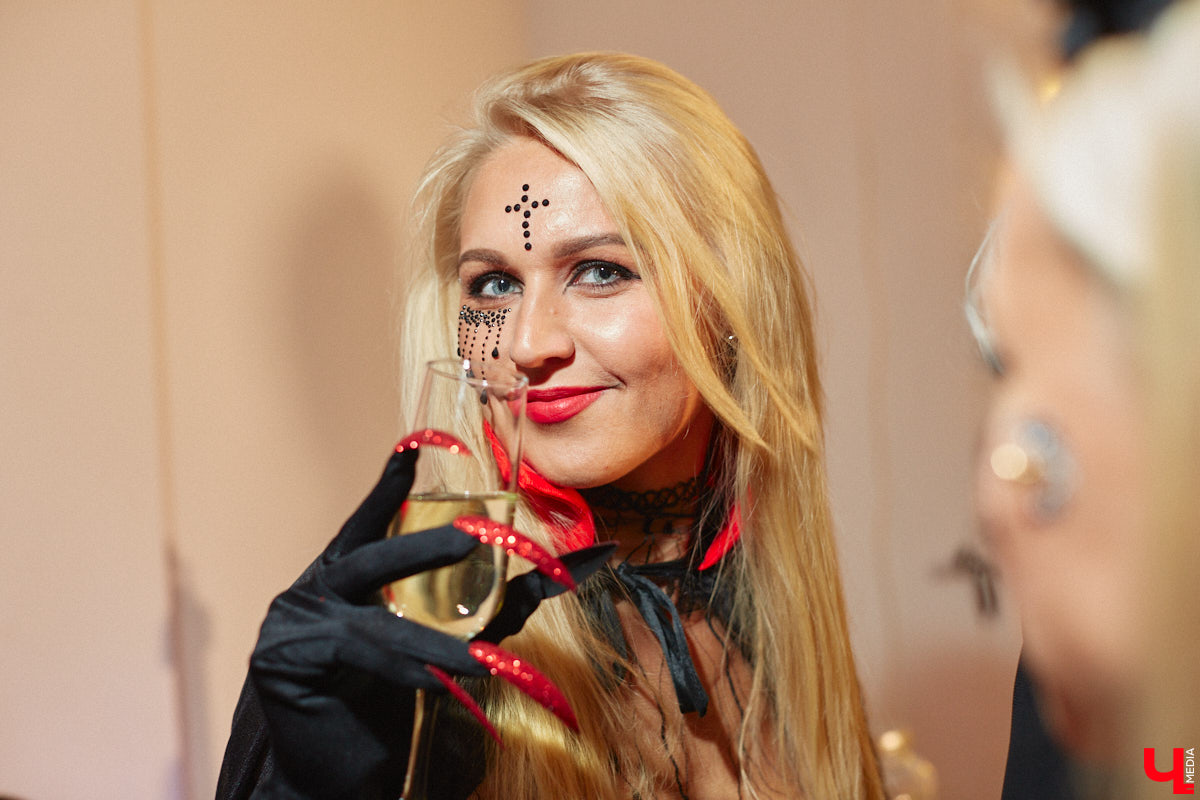 28 октября в Юрьевец со всего города слетелась нечистая сила. Притянула сказочных персонажей эксклюзивная вечеринка-дегустация в честь Хэллоуина. Все было пропитано духом праздника, начиная от лакомств в виде сырого мяса и заканчивая мрачной шоу-программой. «Ключ-Медиа» стал гостем этого ужасно вкусного и жутко интересного мероприятия.