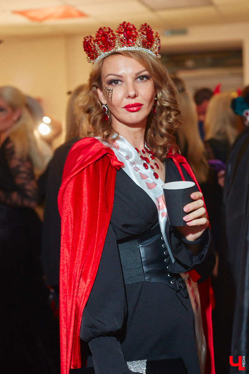 28 октября в Юрьевец со всего города слетелась нечистая сила. Притянула сказочных персонажей эксклюзивная вечеринка-дегустация в честь Хэллоуина. Все было пропитано духом праздника, начиная от лакомств в виде сырого мяса и заканчивая мрачной шоу-программой. «Ключ-Медиа» стал гостем этого ужасно вкусного и жутко интересного мероприятия.