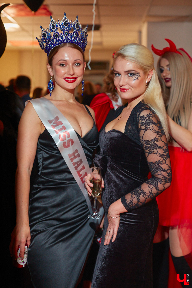 28 октября в Юрьевец со всего города слетелась нечистая сила. Притянула сказочных персонажей эксклюзивная вечеринка-дегустация в честь Хэллоуина. Все было пропитано духом праздника, начиная от лакомств в виде сырого мяса и заканчивая мрачной шоу-программой. «Ключ-Медиа» стал гостем этого ужасно вкусного и жутко интересного мероприятия.