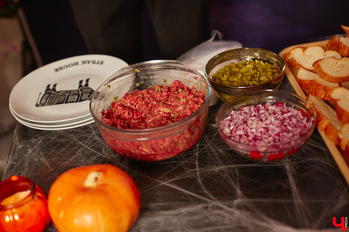 28 октября в Юрьевец со всего города слетелась нечистая сила. Притянула сказочных персонажей эксклюзивная вечеринка-дегустация в честь Хэллоуина. Все было пропитано духом праздника, начиная от лакомств в виде сырого мяса и заканчивая мрачной шоу-программой. «Ключ-Медиа» стал гостем этого ужасно вкусного и жутко интересного мероприятия.