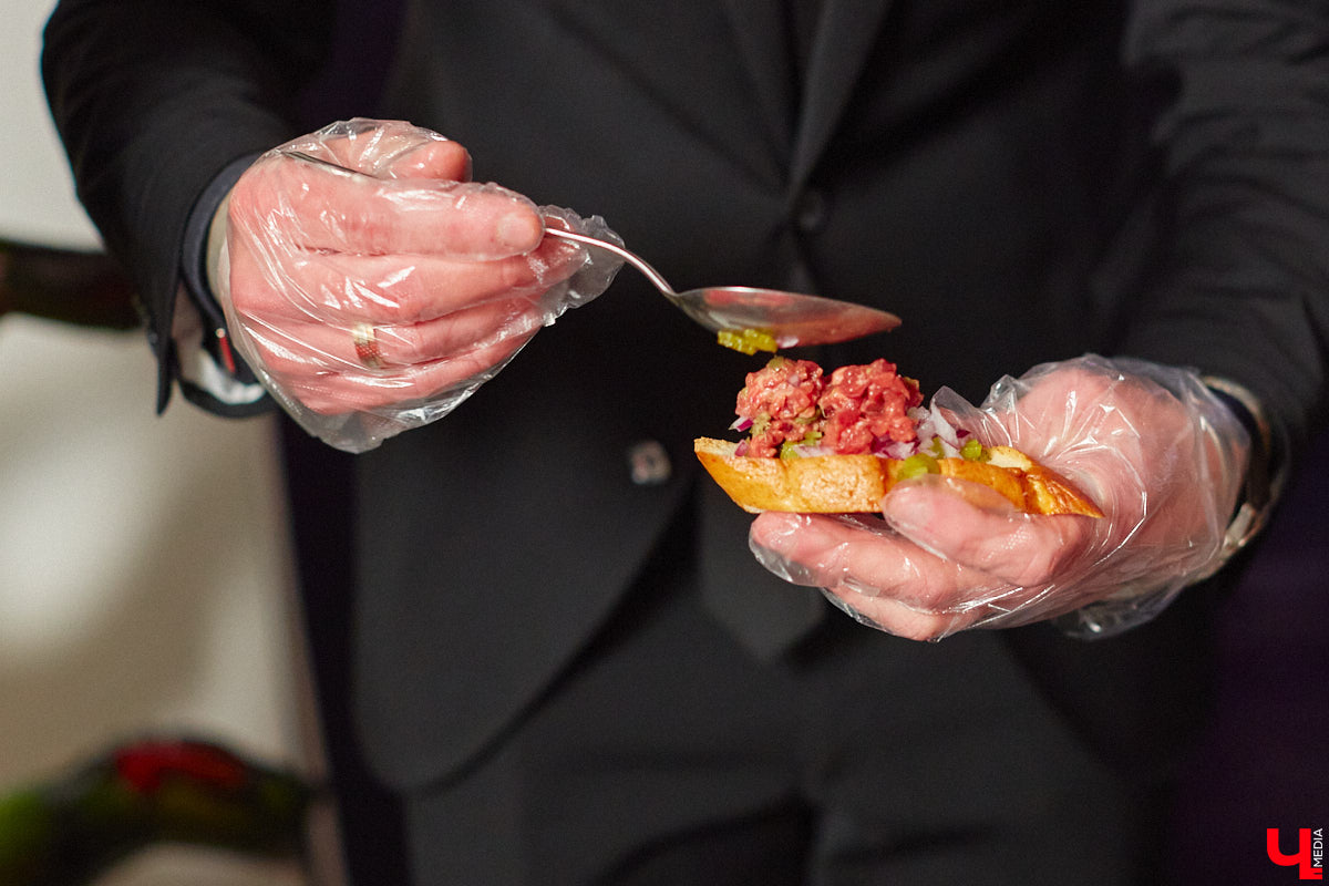 28 октября в Юрьевец со всего города слетелась нечистая сила. Притянула сказочных персонажей эксклюзивная вечеринка-дегустация в честь Хэллоуина. Все было пропитано духом праздника, начиная от лакомств в виде сырого мяса и заканчивая мрачной шоу-программой. «Ключ-Медиа» стал гостем этого ужасно вкусного и жутко интересного мероприятия.