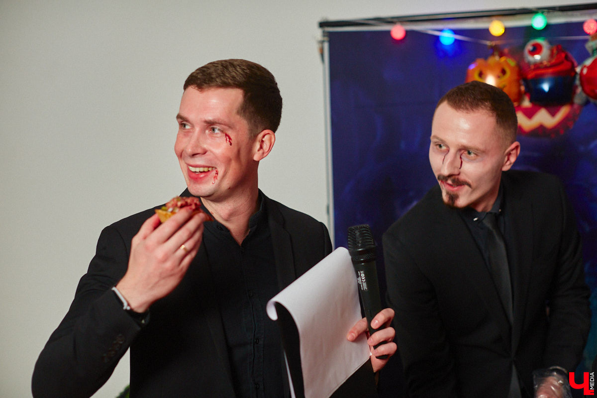 28 октября в Юрьевец со всего города слетелась нечистая сила. Притянула сказочных персонажей эксклюзивная вечеринка-дегустация в честь Хэллоуина. Все было пропитано духом праздника, начиная от лакомств в виде сырого мяса и заканчивая мрачной шоу-программой. «Ключ-Медиа» стал гостем этого ужасно вкусного и жутко интересного мероприятия.