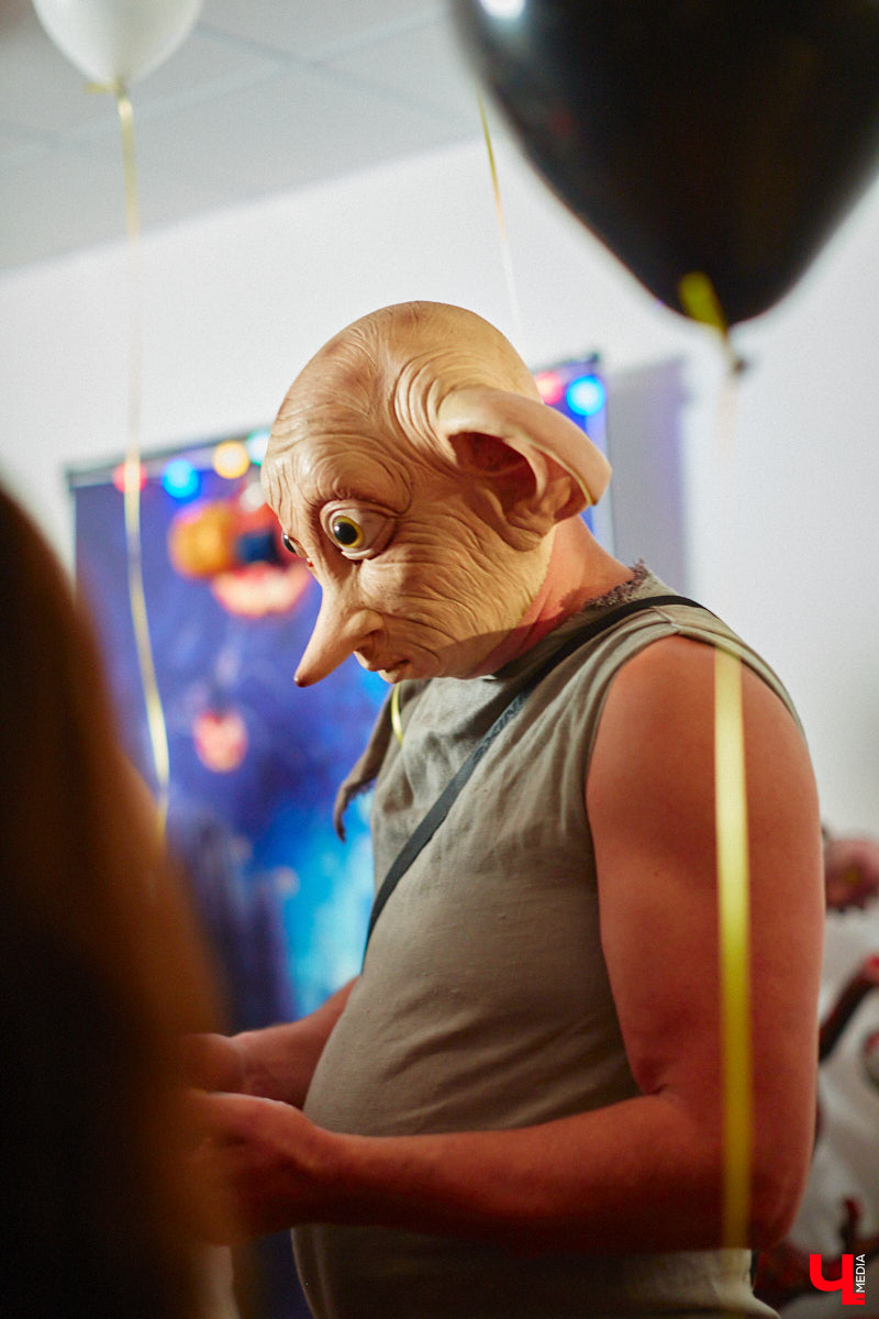 28 октября в Юрьевец со всего города слетелась нечистая сила. Притянула сказочных персонажей эксклюзивная вечеринка-дегустация в честь Хэллоуина. Все было пропитано духом праздника, начиная от лакомств в виде сырого мяса и заканчивая мрачной шоу-программой. «Ключ-Медиа» стал гостем этого ужасно вкусного и жутко интересного мероприятия.