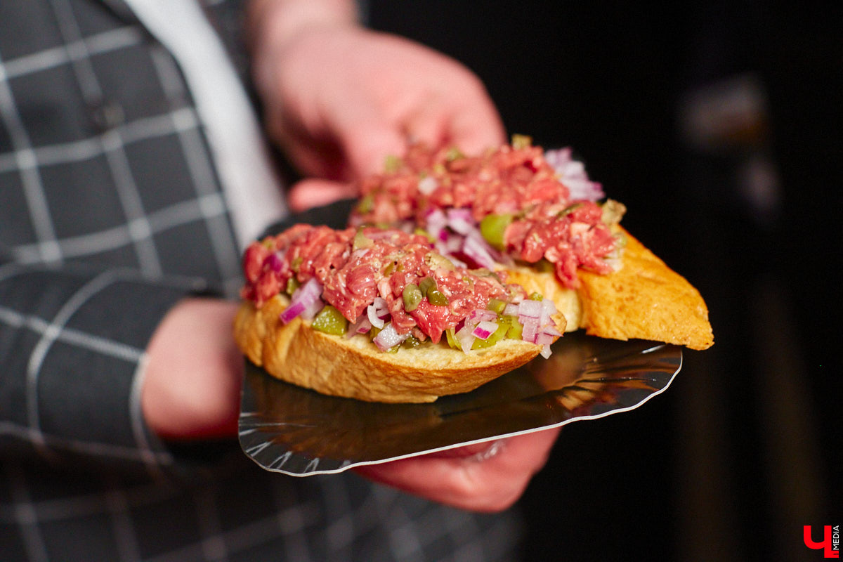 28 октября в Юрьевец со всего города слетелась нечистая сила. Притянула сказочных персонажей эксклюзивная вечеринка-дегустация в честь Хэллоуина. Все было пропитано духом праздника, начиная от лакомств в виде сырого мяса и заканчивая мрачной шоу-программой. «Ключ-Медиа» стал гостем этого ужасно вкусного и жутко интересного мероприятия.