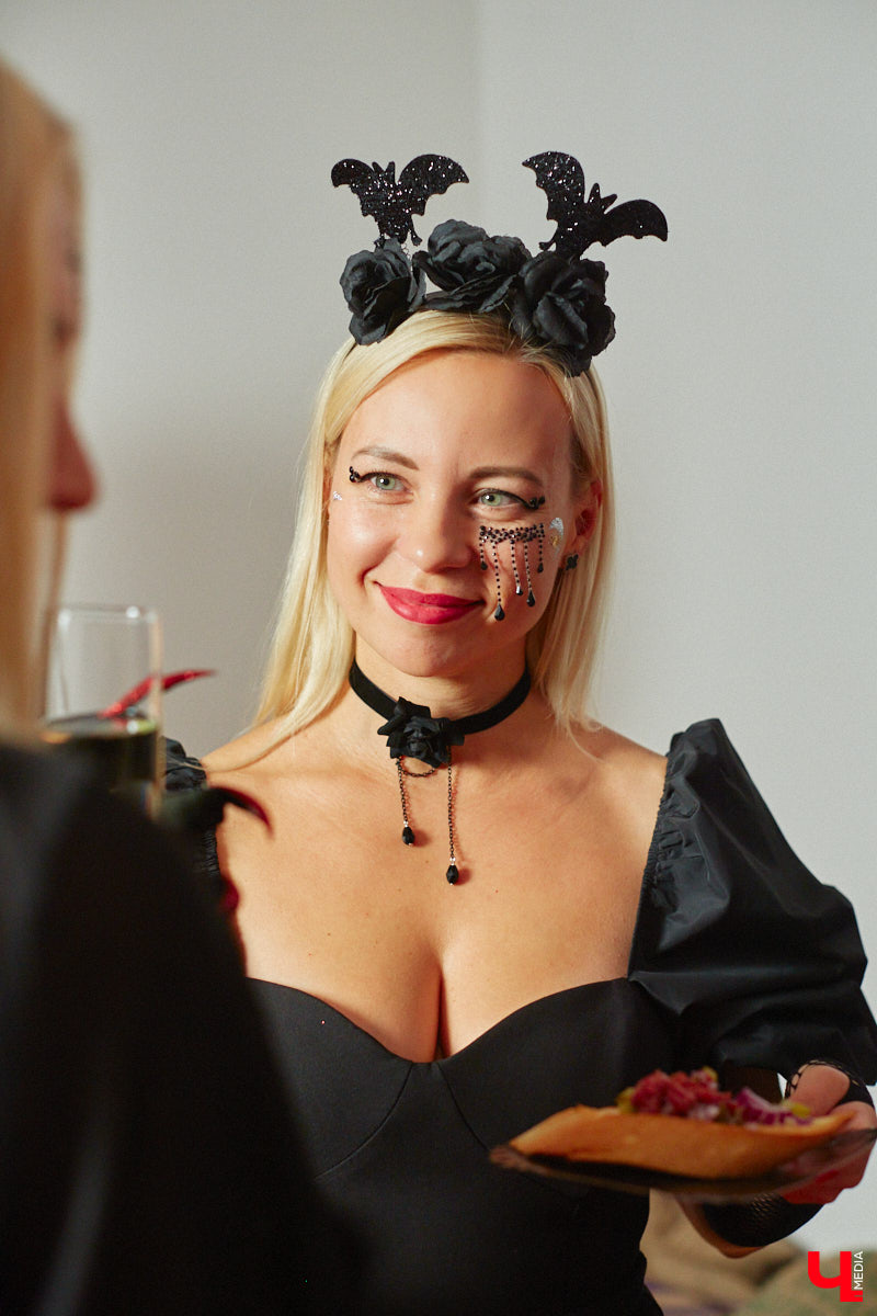 28 октября в Юрьевец со всего города слетелась нечистая сила. Притянула сказочных персонажей эксклюзивная вечеринка-дегустация в честь Хэллоуина. Все было пропитано духом праздника, начиная от лакомств в виде сырого мяса и заканчивая мрачной шоу-программой. «Ключ-Медиа» стал гостем этого ужасно вкусного и жутко интересного мероприятия.