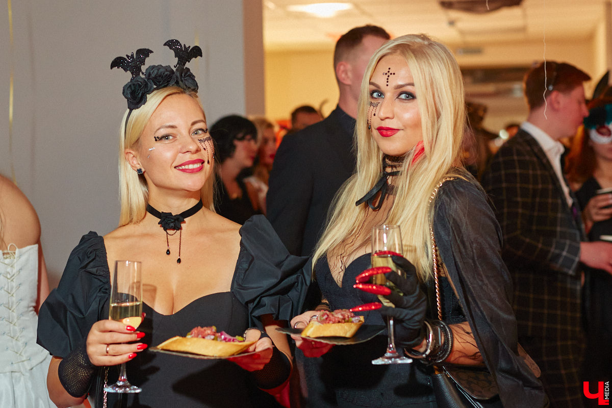28 октября в Юрьевец со всего города слетелась нечистая сила. Притянула сказочных персонажей эксклюзивная вечеринка-дегустация в честь Хэллоуина. Все было пропитано духом праздника, начиная от лакомств в виде сырого мяса и заканчивая мрачной шоу-программой. «Ключ-Медиа» стал гостем этого ужасно вкусного и жутко интересного мероприятия.
