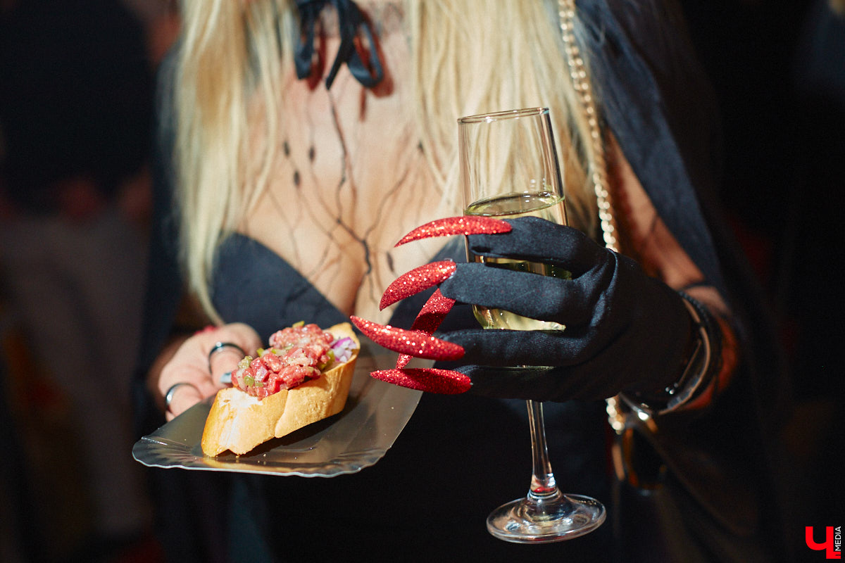 28 октября в Юрьевец со всего города слетелась нечистая сила. Притянула сказочных персонажей эксклюзивная вечеринка-дегустация в честь Хэллоуина. Все было пропитано духом праздника, начиная от лакомств в виде сырого мяса и заканчивая мрачной шоу-программой. «Ключ-Медиа» стал гостем этого ужасно вкусного и жутко интересного мероприятия.