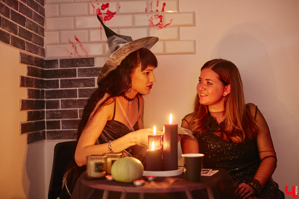 28 октября в Юрьевец со всего города слетелась нечистая сила. Притянула сказочных персонажей эксклюзивная вечеринка-дегустация в честь Хэллоуина. Все было пропитано духом праздника, начиная от лакомств в виде сырого мяса и заканчивая мрачной шоу-программой. «Ключ-Медиа» стал гостем этого ужасно вкусного и жутко интересного мероприятия.