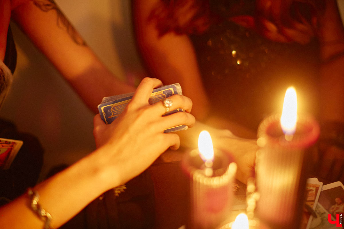 28 октября в Юрьевец со всего города слетелась нечистая сила. Притянула сказочных персонажей эксклюзивная вечеринка-дегустация в честь Хэллоуина. Все было пропитано духом праздника, начиная от лакомств в виде сырого мяса и заканчивая мрачной шоу-программой. «Ключ-Медиа» стал гостем этого ужасно вкусного и жутко интересного мероприятия.