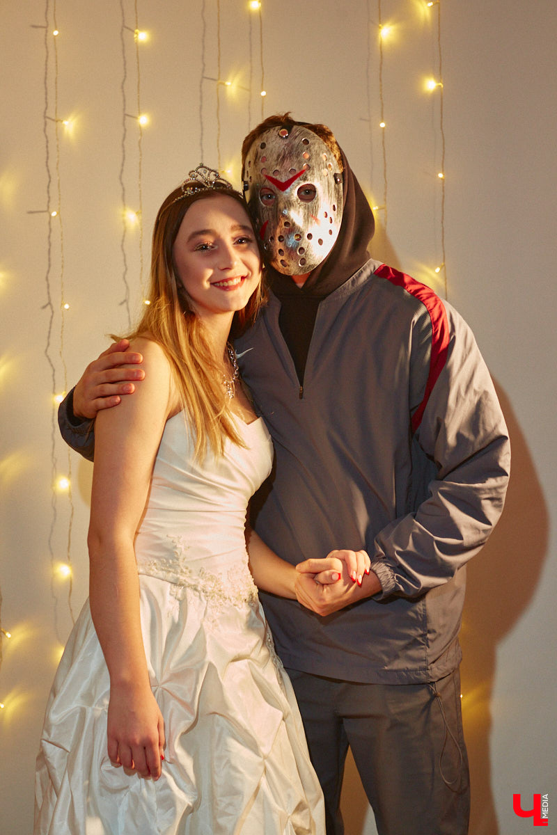 28 октября в Юрьевец со всего города слетелась нечистая сила. Притянула сказочных персонажей эксклюзивная вечеринка-дегустация в честь Хэллоуина. Все было пропитано духом праздника, начиная от лакомств в виде сырого мяса и заканчивая мрачной шоу-программой. «Ключ-Медиа» стал гостем этого ужасно вкусного и жутко интересного мероприятия.