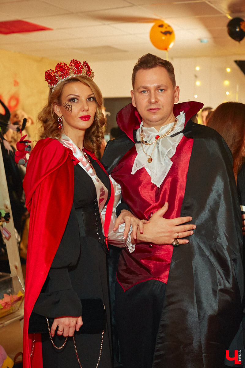 28 октября в Юрьевец со всего города слетелась нечистая сила. Притянула сказочных персонажей эксклюзивная вечеринка-дегустация в честь Хэллоуина. Все было пропитано духом праздника, начиная от лакомств в виде сырого мяса и заканчивая мрачной шоу-программой. «Ключ-Медиа» стал гостем этого ужасно вкусного и жутко интересного мероприятия.