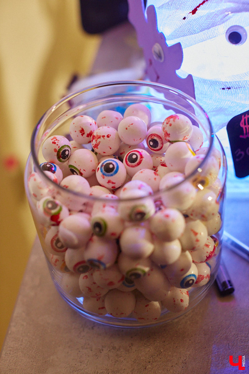 28 октября в Юрьевец со всего города слетелась нечистая сила. Притянула сказочных персонажей эксклюзивная вечеринка-дегустация в честь Хэллоуина. Все было пропитано духом праздника, начиная от лакомств в виде сырого мяса и заканчивая мрачной шоу-программой. «Ключ-Медиа» стал гостем этого ужасно вкусного и жутко интересного мероприятия.