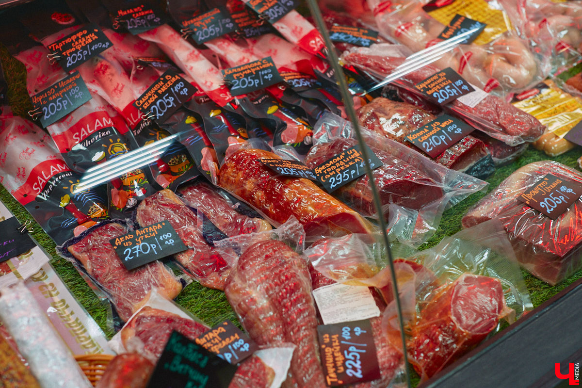 28 октября в Юрьевец со всего города слетелась нечистая сила. Притянула сказочных персонажей эксклюзивная вечеринка-дегустация в честь Хэллоуина. Все было пропитано духом праздника, начиная от лакомств в виде сырого мяса и заканчивая мрачной шоу-программой. «Ключ-Медиа» стал гостем этого ужасно вкусного и жутко интересного мероприятия.